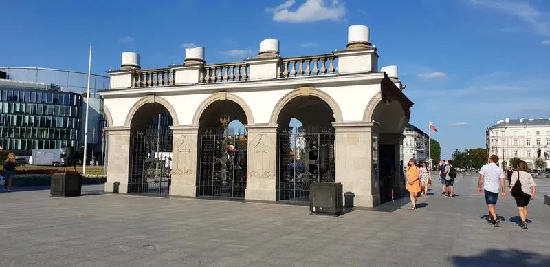 Co ile zmienia się warta pod pomnikiem Nieznanego Żołnierza? Wszystko, co musisz wiedzieć!