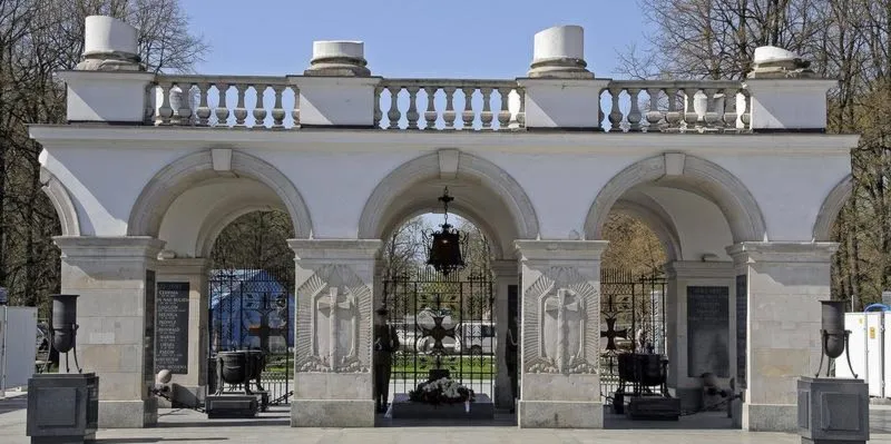 Jak wygląda grób nieznanego żołnierza: przewodnik po symbolice i wyglądzie