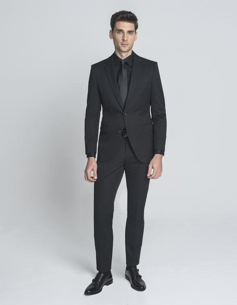 Jakie buty do czarnego garnituru? Zasady eleganckiego stylu bez wpadek