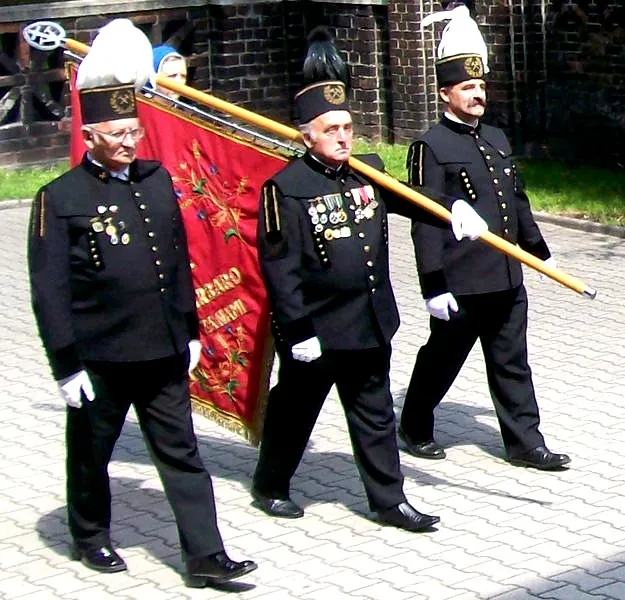 Jakie koszule najlepiej pasują do munduru górniczego?
