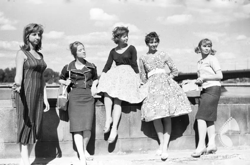 Moda PRL: stylizacje retro, które nie wyglądają jak przebranie