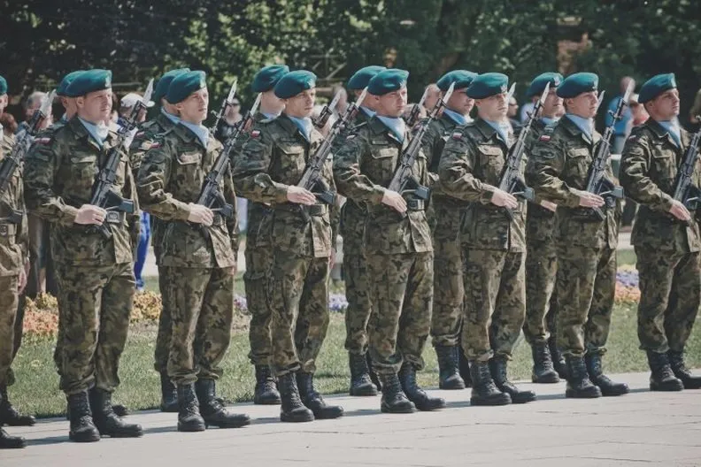 Od kiedy jest wojsko zawodowe w Polsce — historia, zmiany i skutki