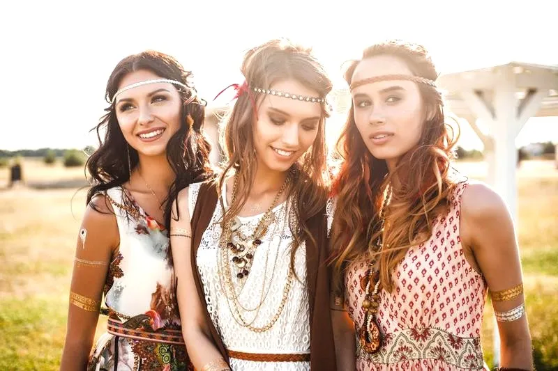 Styl boho na co dzień: jak nosić go naturalnie bez efektu przebrania?