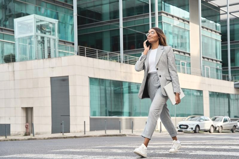 Styl business casual: profesjonalny wygląd bez sztywnego dress code’u