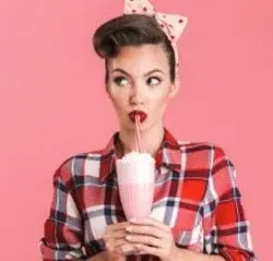 Styl pin-up: podkreśl sylwetkę bez efektu przebrania