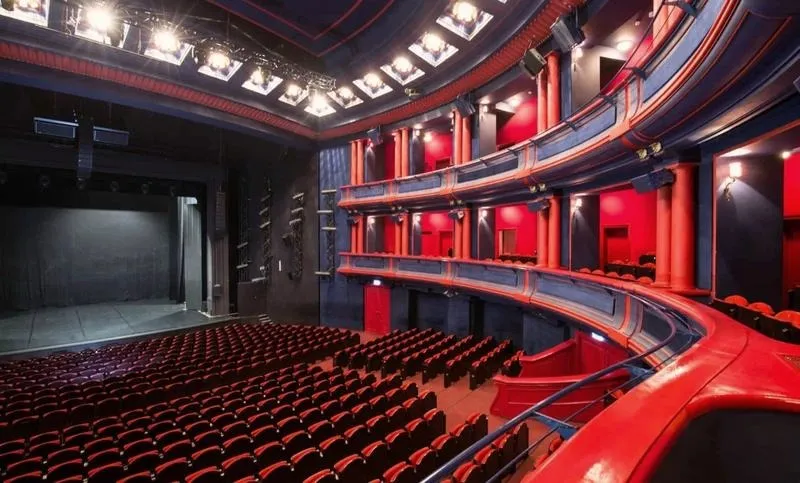 Stylowe ABC: Jak się ubrać do teatru Roma, by nie popełnić faux pas i zachwycić wszystkich
