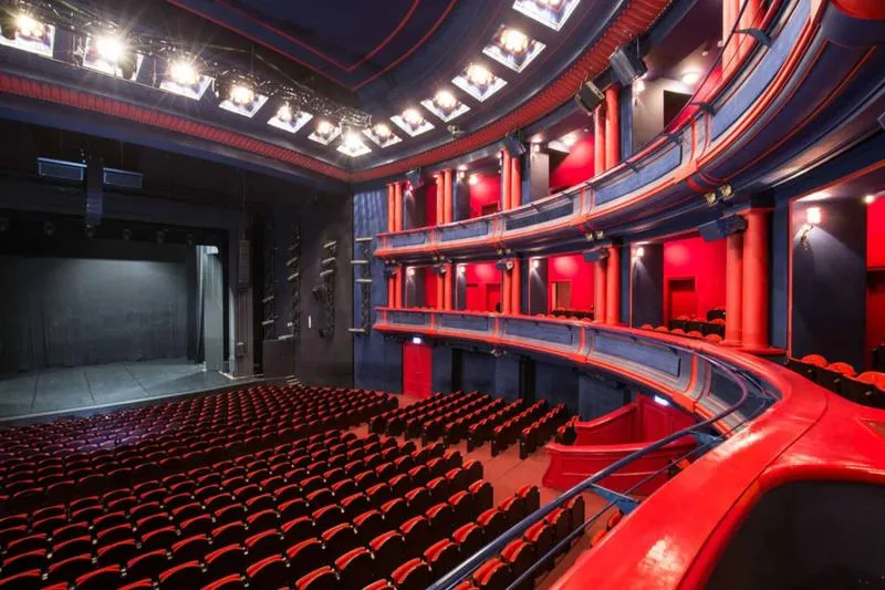Stylowe ubrania do teatru